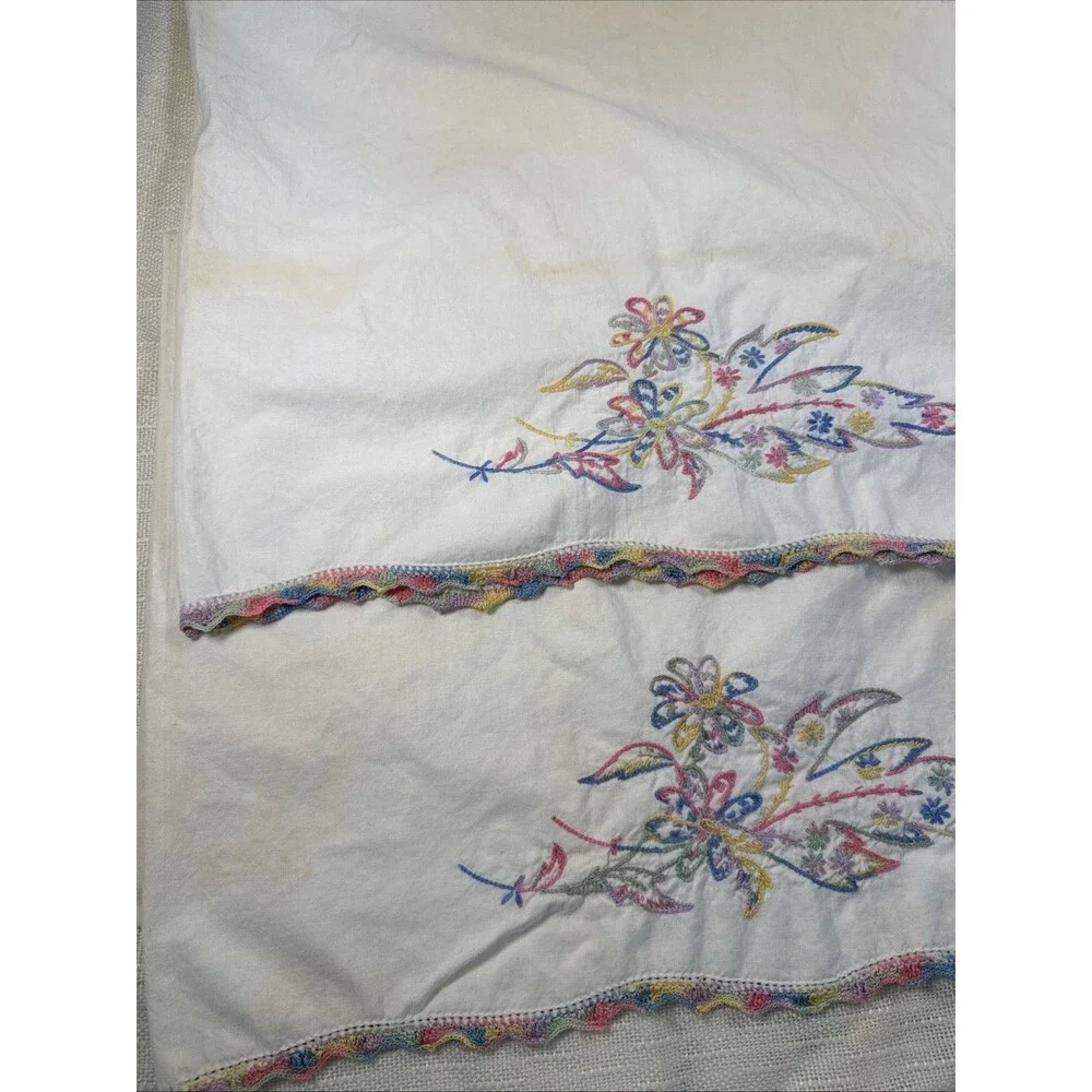 Embroidered Floral Pillowcase Set 2 Crochet Scalloped Edges Vintage Read